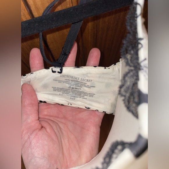 NWT Victoria’s Secret Push-up. Black and white print. - Picture 2 of 3